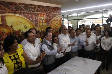 El candidato del PAN a la Presidencia de la República, Ricardo Anaya Cortés, en su visita a la ciudad de Veracruz, degustó un tradicional café lechero luego de ofrecer una rueda de prensa. Anaya se dijo confiado de que obtendrá el triunfo en las próximas elecciones, donde los votos de los veracruzanos harán la diferencia.