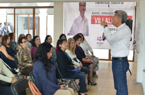 Rafael Hernández Villalpando, candidato a la diputación por el distrito 10 de Xalapa, se reunió con empresarias xalapeñas, con quienes habló de su propuesta de crear un banco para la mujeres. 