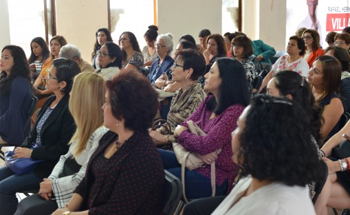Rafael Hernández Villalpando, candidato a la diputación por el distrito 10 de Xalapa, se reunió con empresarias xalapeñas, con quienes habló de su propuesta de crear un banco para la mujeres. 