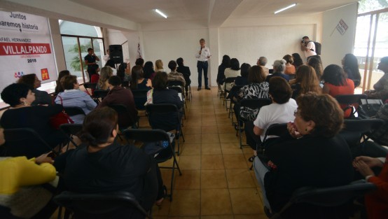 Al platicar con féminas,Hernández Villalpando dijo estar consciente de lo dificil que es para las mujeres iniciar un negocio, ya que muchas instituciones bancarias no les quieren prestar dinero por ser mujeres.