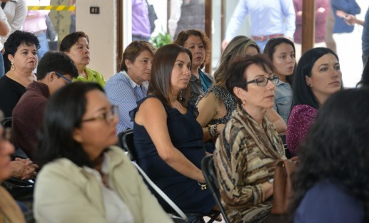 Al platicar con féminas,Hernández Villalpando dijo estar consciente de lo dificil que es para las mujeres iniciar un negocio, ya que muchas instituciones bancarias no les quieren prestar dinero por ser mujeres.