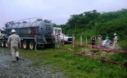 Las lluvias que se dejaron sentir en las últimas horas ocasionaron un derrame de hidrocarburo en la comunidad La Grandeza, que contaminó un cuerpo de agua.