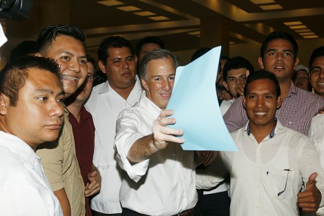El candidato del PRI a la Presidencia de México, José Antonio Meade Kuribeña, inició su gira por Veracruz con una serie de entrevistas a un selecto grupo de medios de comunicación, en un estado donde han sido asesinados más de 20 periodistas.