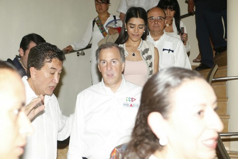 El candidato del PRI a la Presidencia de México, José Antonio Meade Kuribeña, inició su gira por Veracruz con una serie de entrevistas a un selecto grupo de medios de comunicación, en un estado donde han sido asesinados más de 20 periodistas.