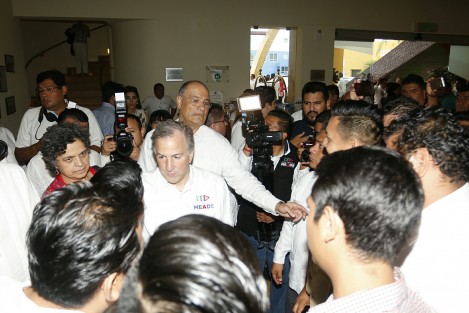 El candidato del PRI a la Presidencia de México, José Antonio Meade Kuribeña, inició su gira por Veracruz con una serie de entrevistas a un selecto grupo de medios de comunicación, en un estado donde han sido asesinados más de 20 periodistas.