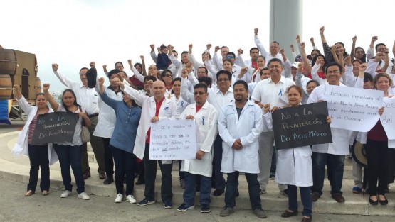 Médicos de diversos colegios, clínicas privadas e instituciones públicas marcharon en la ciudad de Veracruz, para exigir un alto a lo que consideran la criminalización de doctores acusados de supuestas negligencias.