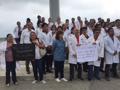 Médicos de diversos colegios, clínicas privadas e instituciones públicas marcharon en la ciudad de Veracruz, para exigir un alto a lo que consideran la criminalización de doctores acusados de supuestas negligencias.