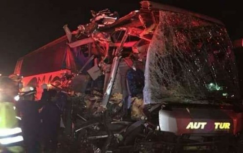 El equipo de los Tiburones Rojos de Veracruz de la categoría Premier sufrió un accidente la madrugada de este domingo, a su regreso luego de enfrentar al equipo de La Piedad. Fueron atendidos en la caseta de Tulancingo, siendo necesario trasladar al hospital únicamente al entrenador Arturo Avilés
