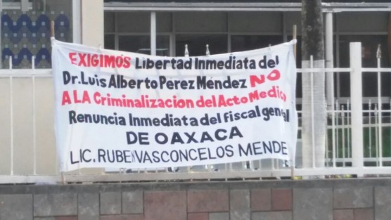 En Córdoba médicos se manifestaron exigiendo la liberación de un colega en Oaxaca, acusado de presunto homicidio doloso de un paciente al que intervino.  