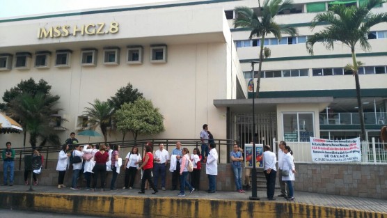 En Córdoba médicos se manifestaron exigiendo la liberación de un colega en Oaxaca, acusado de presunto homicidio doloso de un paciente al que intervino.