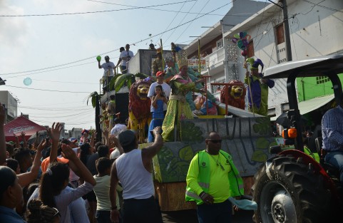 Fiestas del Carnaval de Alvarado, con un gran despliegue de energía, alegría, baile y diversión en las diferentes comparsas que pasearon en las calles principales.   