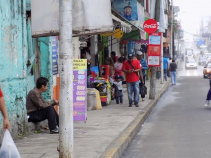 Influyentismo y solapamiento del director de comercio no ha permitido liberar banquetas, comerciantes que si cumplen sospechan que le calientan la mano. 