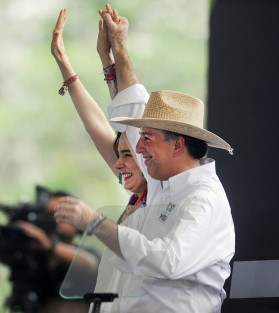 Acompañado de su esposa, el candidato del PRI a la presidencia de la República, Antonio Meade Kuribreña, estuvo en el estado de Veracruz.  