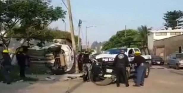 La mañana de este lunes, en Coatzacoalcos  una patrulla de la SSP se accidentó, dejando como saldo 6 personas lesionadas. El vehículo oficial era conducido a exceso de velocidad, por loque impactó otro vehículo particular y ambos volcaron. 