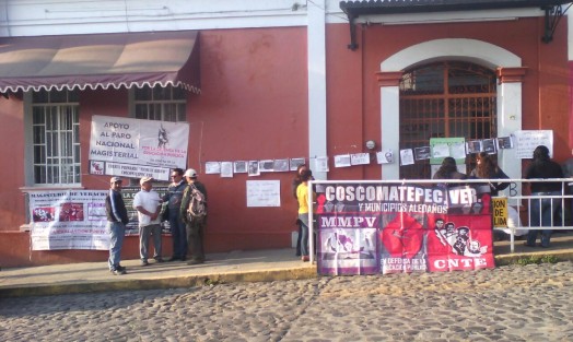 Al igual que otros que siguen de vacaciones, en algunas escuelas de la región Coscomatepec - Huatusco, no hubo clases, debido a que los maestros se sumaron a un paro nacional producto de los acuerdos del IV Congreso político de la CNTE.  