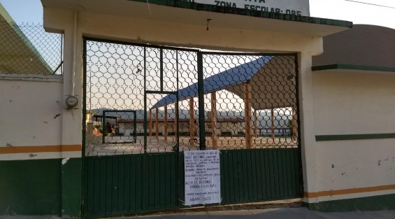 Al igual que otros que siguen de vacaciones, en algunas escuelas de la región Coscomatepec - Huatusco, no hubo clases, debido a que los maestros se sumaron a un paro nacional producto de los acuerdos del IV Congreso político de la CNTE.  