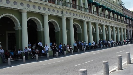 Este lunes por la mañana, cafeticultores se manifestaron en la Plaza Lerdo contra la importación de café. 