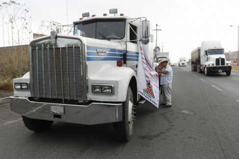 En la ciudad de Veracruz un par de operadores de tráileres adheridos a la AMOTAC, se sumaron a la protesta estatal por el alza a los combustibles y el incremento de asaltos en los distintos tramos carreteros por donde circulan.