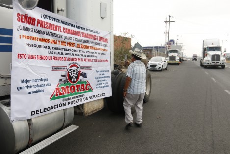 En la ciudad de Veracruz un par de operadores de tráileres adheridos a la AMOTAC, se sumaron a la protesta estatal por el alza a los combustibles y el incremento de asaltos en los distintos tramos carreteros por donde circulan.