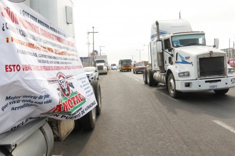 En la ciudad de Veracruz un par de operadores de tráileres adheridos a la AMOTAC, se sumaron a la protesta estatal por el alza a los combustibles y el incremento de asaltos en los distintos tramos carreteros por donde circulan.