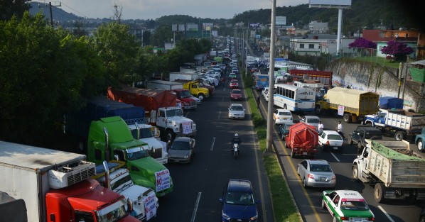 Cómo lo habían anunciado, integrantes de AMOTAC se manifestaron sobre el boulevard Xalapa - Banderilla para exigir como en otras ocasiones, el alto al incremento de los combustibles, peajesen carreteras y demás.   