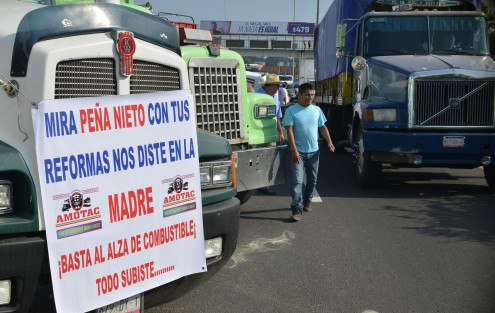 Cómo lo habían anunciado, integrantes de AMOTAC se manifestaron sobre el boulevard Xalapa - Banderilla para exigir como en otras ocasiones, el alto al incremento de los combustibles, peajesen carreteras y demás.   