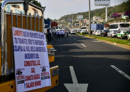Cómo lo habían anunciado, integrantes de AMOTAC se manifestaron sobre el boulevard Xalapa - Banderilla para exigir como en otras ocasiones, el alto al incremento de los combustibles, peajesen carreteras y demás.   