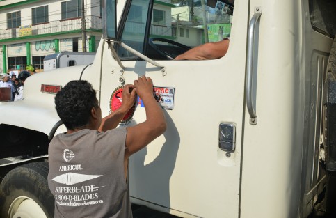 Cómo lo habían anunciado, integrantes de AMOTAC se manifestaron sobre el boulevard Xalapa - Banderilla para exigir como en otras ocasiones, el alto al incremento de los combustibles, peajesen carreteras y demás.   