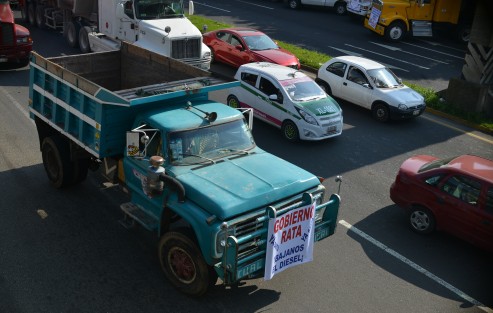 Cómo lo habían anunciado, integrantes de AMOTAC se manifestaron sobre el boulevard Xalapa - Banderilla para exigir como en otras ocasiones, el alto al incremento de los combustibles, peajesen carreteras y demás.   