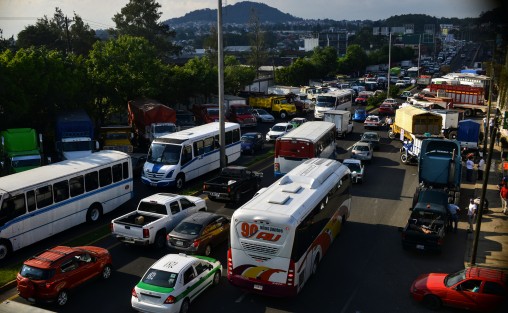 Cómo lo habían anunciado, integrantes de AMOTAC se manifestaron sobre el boulevard Xalapa - Banderilla para exigir como en otras ocasiones, el alto al incremento de los combustibles, peajesen carreteras y demás.   
