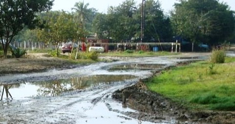 El sub agente de la comunidad de La Guásima, Eusebio Tejeda Pereza, dio a conocer que existe inconformidad entre los habitantes de este lugar en contra de la paraestatal Pemex, debido a que dicha empresa se niega a rehabilitar sus calles.  