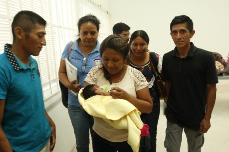 La bebé Jenni Del Milagro fue entregada a sus familiares por parte del DIF municipal. También se hizo entrega de algunas cosas que personas donaron para ayudar a la alimentación y crianza de la pequeña.