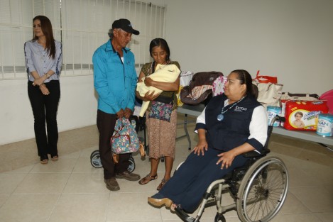 La bebé Jenni Del Milagro fue entregada a sus familiares por parte del DIF municipal. También se hizo entrega de algunas cosas que personas donaron para ayudar a la alimentación y crianza de la pequeña.