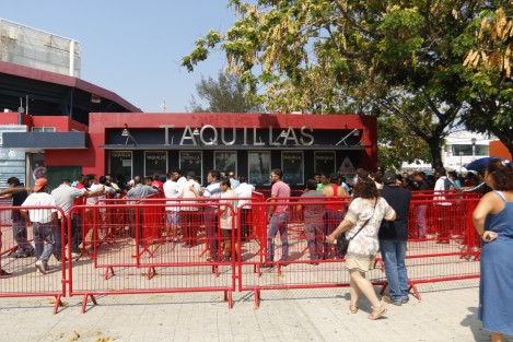 Aficionados del equipo Tiburones Rojos, hacen fila para obtener algunos de los boletos gratis que la directiva dispuso para el encuentro contra Los Panzas Verdes de León.