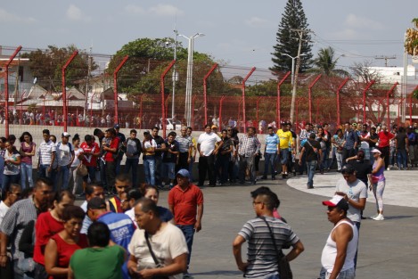 Aficionados del equipo Tiburones Rojos, hacen fila para obtener algunos de los boletos gratis que la directiva dispuso para el encuentro contra Los Panzas Verdes de León.