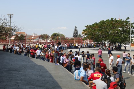 Aficionados del equipo Tiburones Rojos, hacen fila para obtener algunos de los boletos gratis que la directiva dispuso para el encuentro contra Los Panzas Verdes de León.