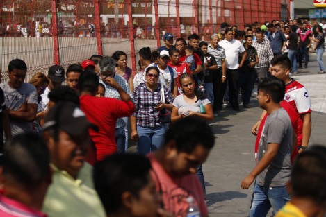 Aficionados del equipo Tiburones Rojos, hacen fila para obtener algunos de los boletos gratis que la directiva dispuso para el encuentro contra Los Panzas Verdes de León.