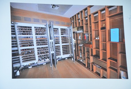 Entre las remodelaciones hechas a los departamentos del edificio Pelícano en Boca del Río, Ver.  está una cava con la mejor tecnología para conservar, aproximadamente, 500 botellas de vino, que  tuvo un costo aproximado de 12 mdp, sólo la cava, sin contar los vinos. 