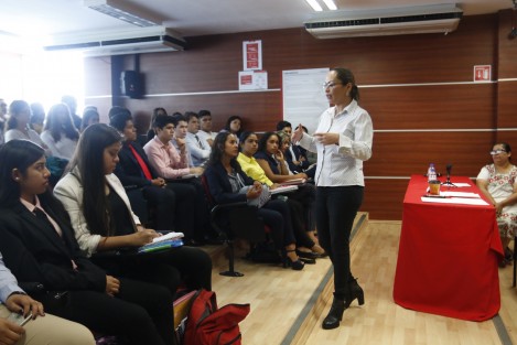 La presidenta de la Comision Estatal de Derechos Humanos, Namiko Matzumoto, participó en la clausura de trabajos de la Semana Jurídica con la plática <em>Una Mirada a los Derechos Humanos de los Indígenas</em>, que tuvo lugar en la Sala de Juicios Orales de la Universidad Del Valle de México.