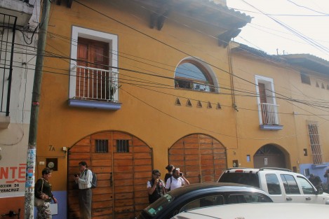 Esta mañana falleció a los 85 años el escritor Sergio Pitol Deméneghi, por lo que al trascender la noticia comunicadores acudieron a su domicilio en el centro de la ciudad de Xalapa, Ver.  