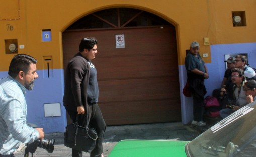 Hasta el domicilio del escritor arribaron familiares y amistades.  