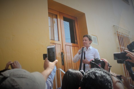 Hasta el domicilio del escritor arribaron familiares y amistades.  
