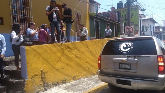 Cerca de las 13:00 horas, una carroza arribó a la casa del maestro Pitol para trasladar sus restos a la funeraria donde será velado. 