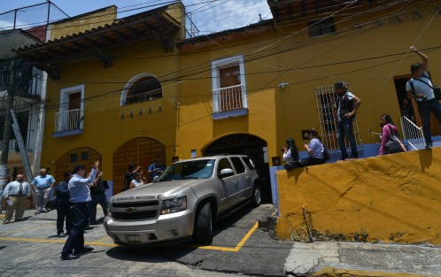 Cerca de las 13:00 horas, una carroza arribó a la casa del maestro Pitol para trasladar sus restos a la funeraria donde será velado. 