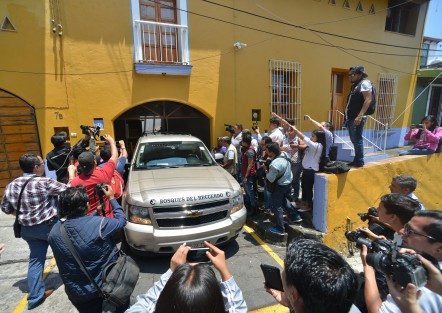 Cerca de las 13:00 horas, una carroza arribó a la casa del maestro Pitol para trasladar sus restos a la funeraria donde será velado. 