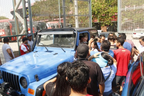 La afición jarocha acudió al estadio Luis Pirata Fuente para saludar a los jugadores del club Tiburones Rojos luego de terminar el entrenamiento. Los hinchas brindaron apoyo a sus ídolos y los animaron a ganar el partido del domingo, crucial para la permanencia del equipo en el máximo circuito del fútbol mexicano.  