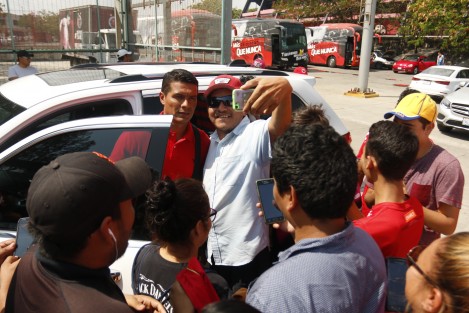La afición jarocha acudió al estadio Luis Pirata Fuente para saludar a los jugadores del club Tiburones Rojos luego de terminar el entrenamiento. Los hinchas brindaron apoyo a sus ídolos y los animaron a ganar el partido del domingo, crucial para la permanencia del equipo en el máximo circuito del fútbol mexicano.  