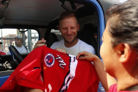 La afición jarocha acudió al estadio Luis Pirata Fuente para saludar a los jugadores del club Tiburones Rojos luego de terminar el entrenamiento. Los hinchas brindaron apoyo a sus ídolos y los animaron a ganar el partido del domingo, crucial para la permanencia del equipo en el máximo circuito del fútbol mexicano.