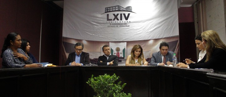 Al Congreso del Estado acudieron ediles de Minatitlán para checar temas relacionados con problemas de asministración del alcalde de esa zona en reunión privada con la diputada Josefina Gamboa, el titular del Jurídico del Congreso y el Secretario del Congreso.
