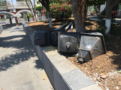 Así permaneció, abandonado,  el parque Carranza en el centro de Paso del Macho, Ver.,  ante la mirada incrédula de los visitantes  durante la semana de vacaciones pasada. 